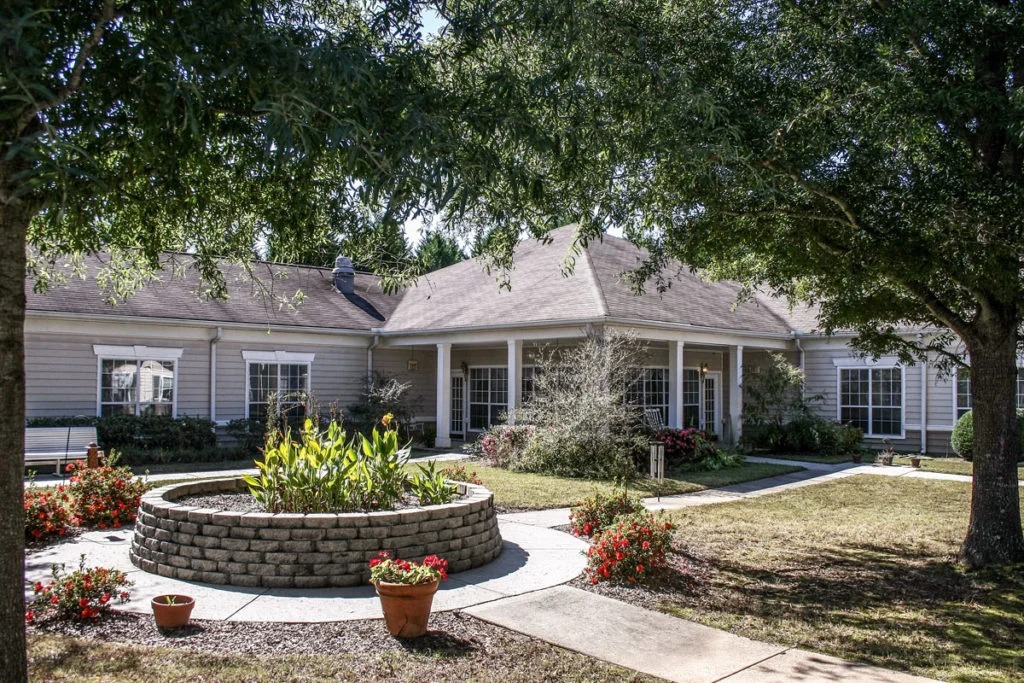 Charming house with a garden and landscaped surroundings.